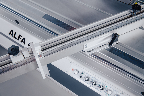 OSTERMANN ALFA 400  Поперечный упор и линейка угловых резов  Поперечная линейка жестко фиксируется к поддерживающему столу в двух точках под углом 90 градусов к линии пропила  Настраивается единожды и не требует дополнительных регулировок  Полност...